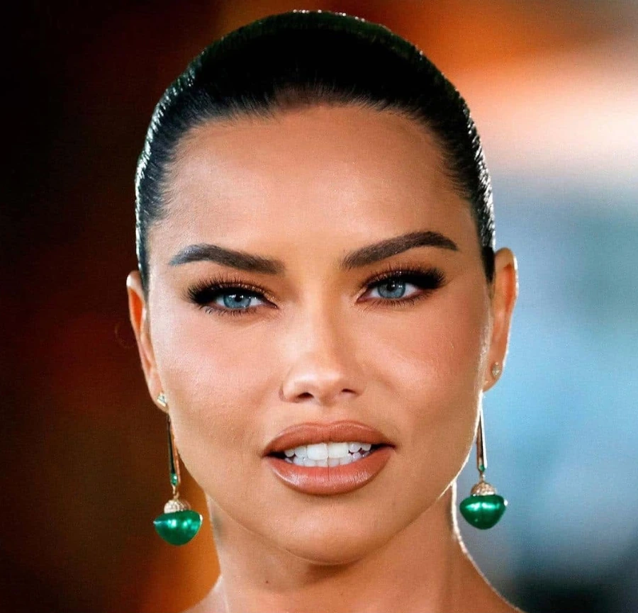 Adriana Lima Facebook