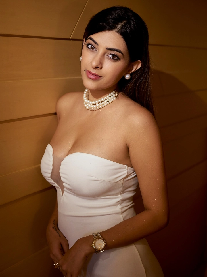 Ayushi Shekhawat Hot