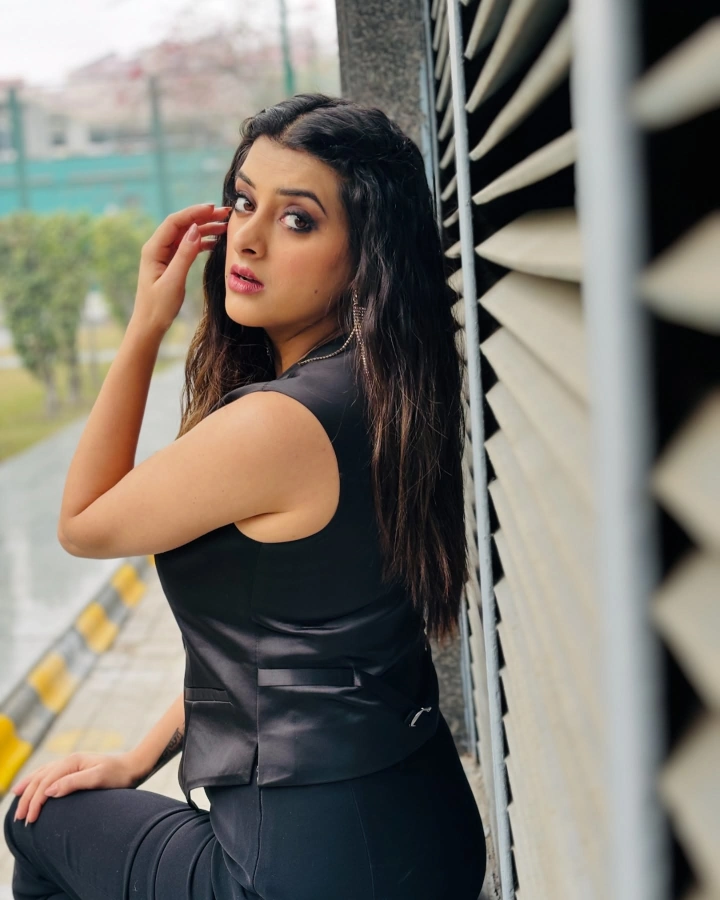 Ayushi Shekhawat has beautiful Dark Brown eyes