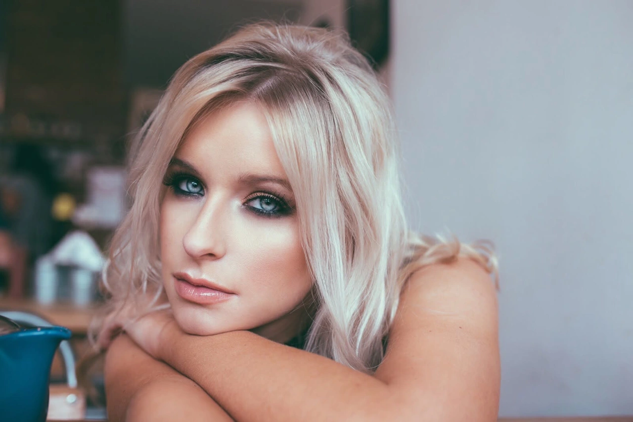 Jess Davies (Welsh Television and Radio Presenter, Campaigner, Content Creator, and Former Glamour Model) Age, Biography, Boyfriend, Marriage, Husband, Family, Children, Career, Early Life, Education, Net Worth, Life Stories & More