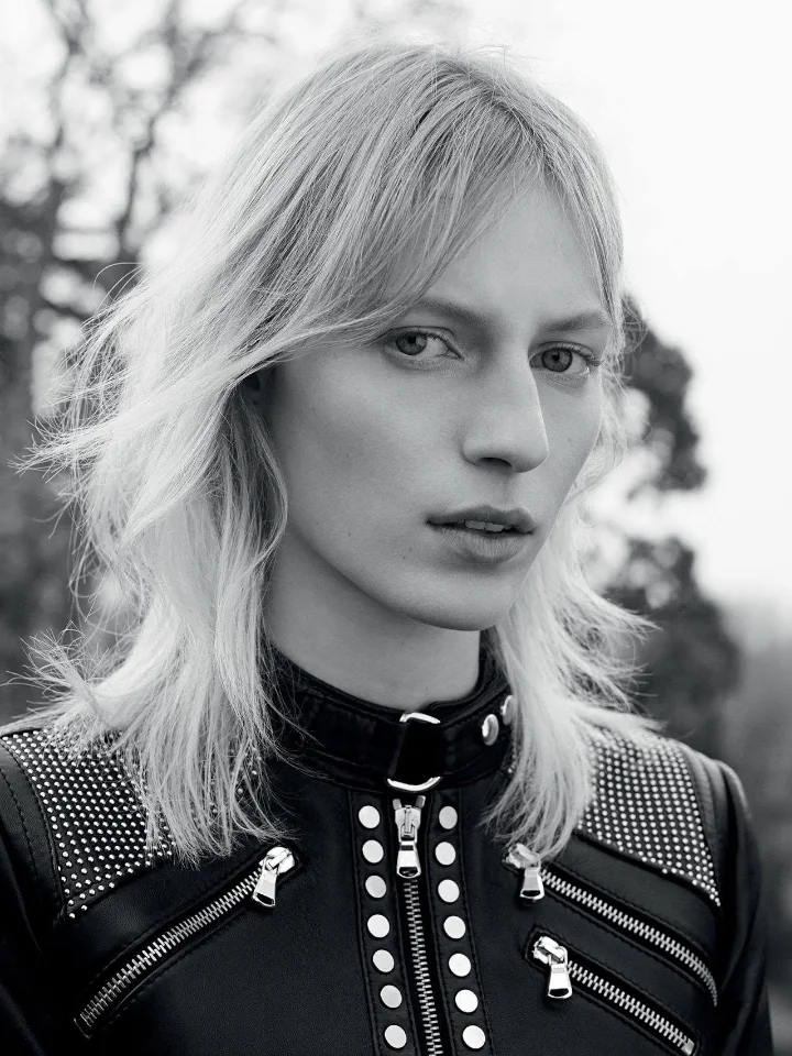 Julia Nobis Career