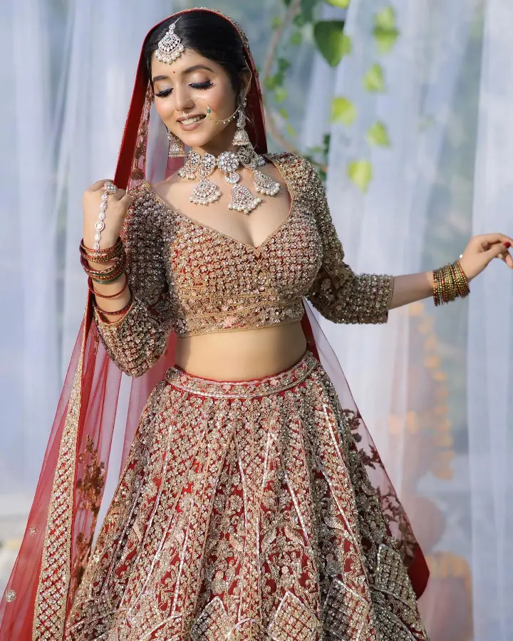 Khushi Mali Hot Deep Cleavage