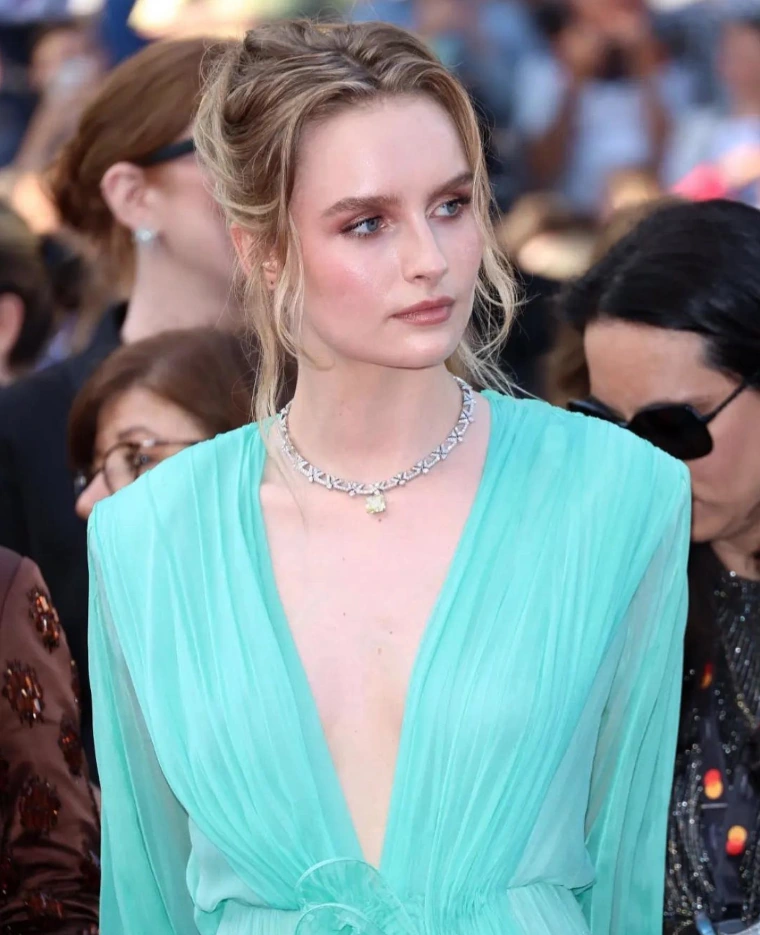 Olivia DeJonge Hot Image