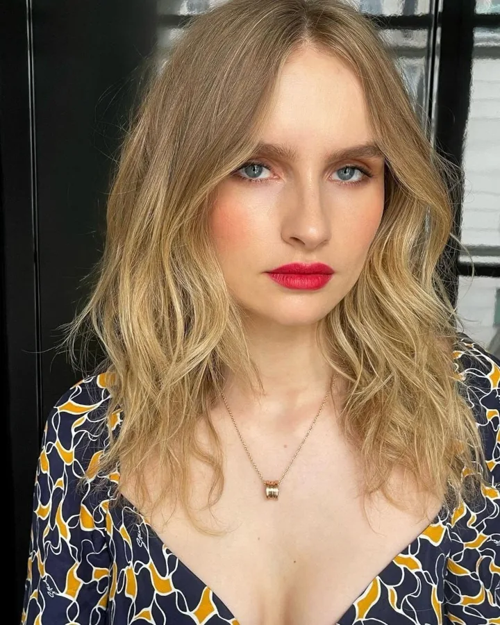 Olivia DeJonge Hottest Looks