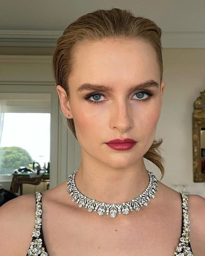 Olivia DeJonge Model