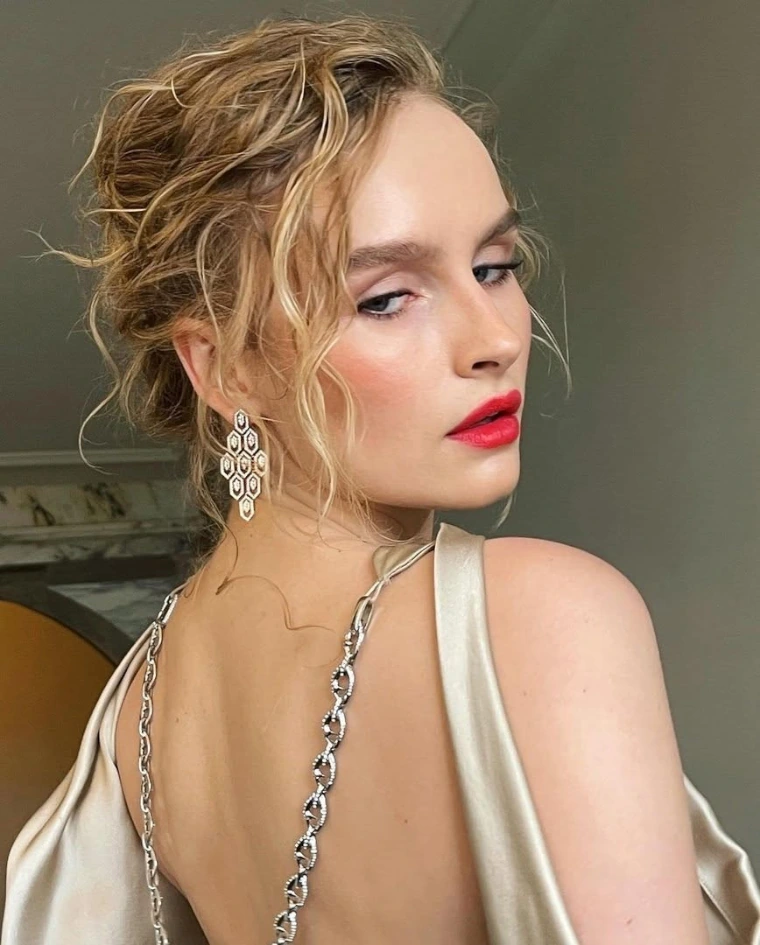 Olivia DeJonge beautiful back