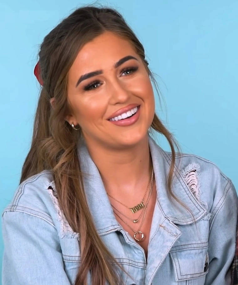 Georgia Steel is a Gorgeous British Actress & a Beautiful Model