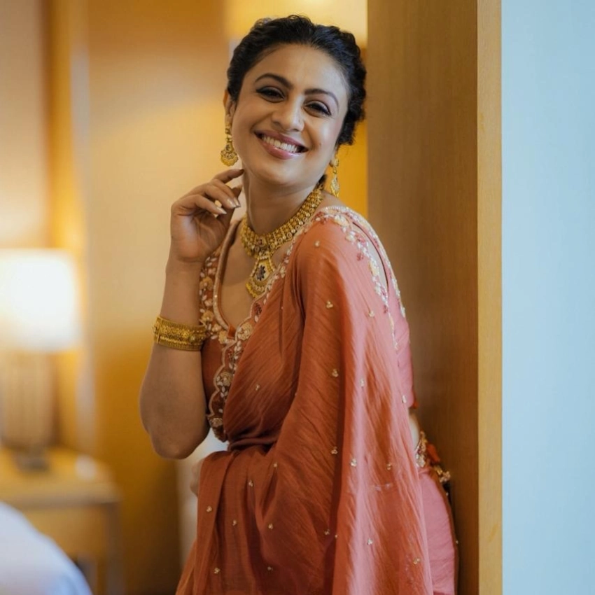 Manasi Parekh Curvy Body Figure