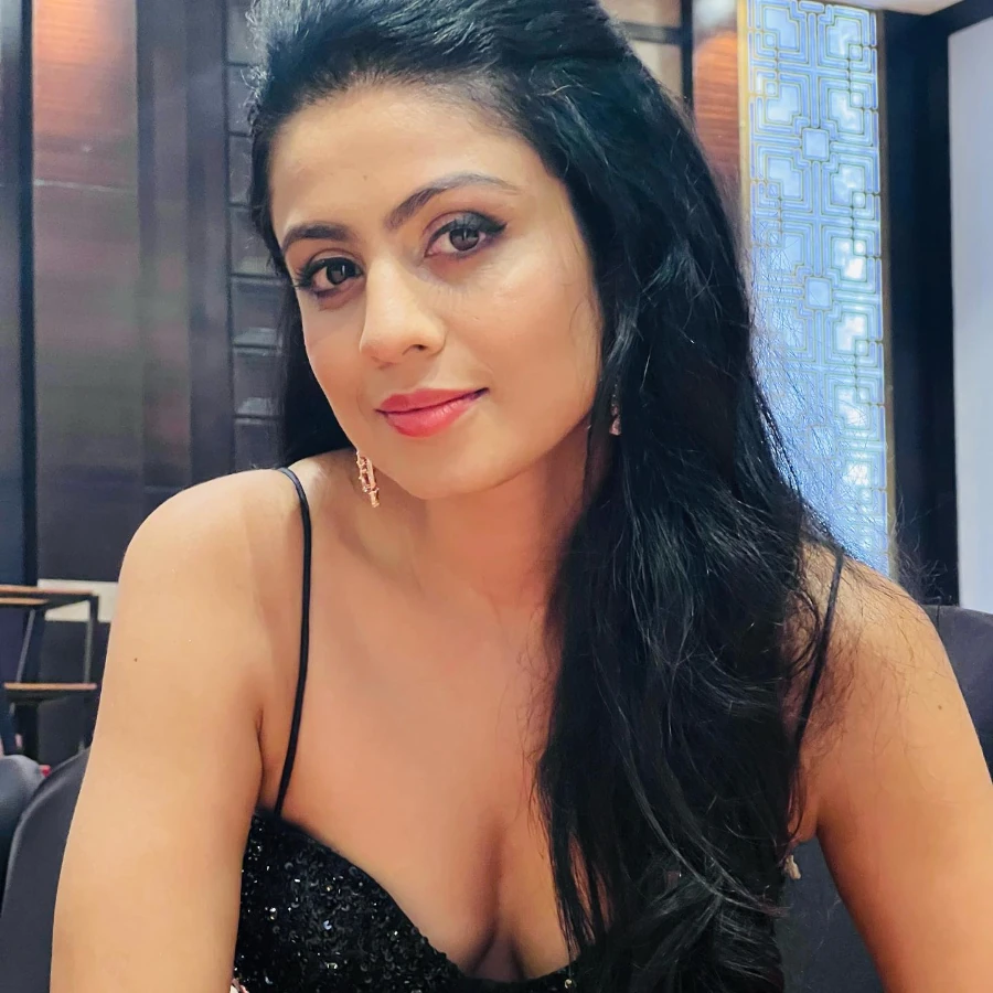 Manasi Parekh Hot Cleavage