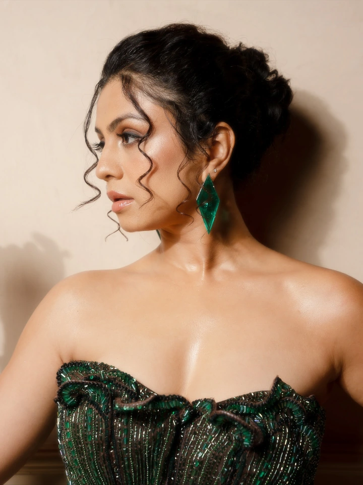 Manasi Parekh showing her Cleavage