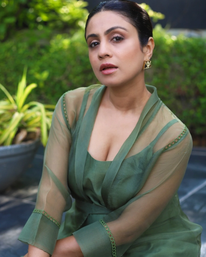 Manasi Parekh showing her beautiful Cleavage