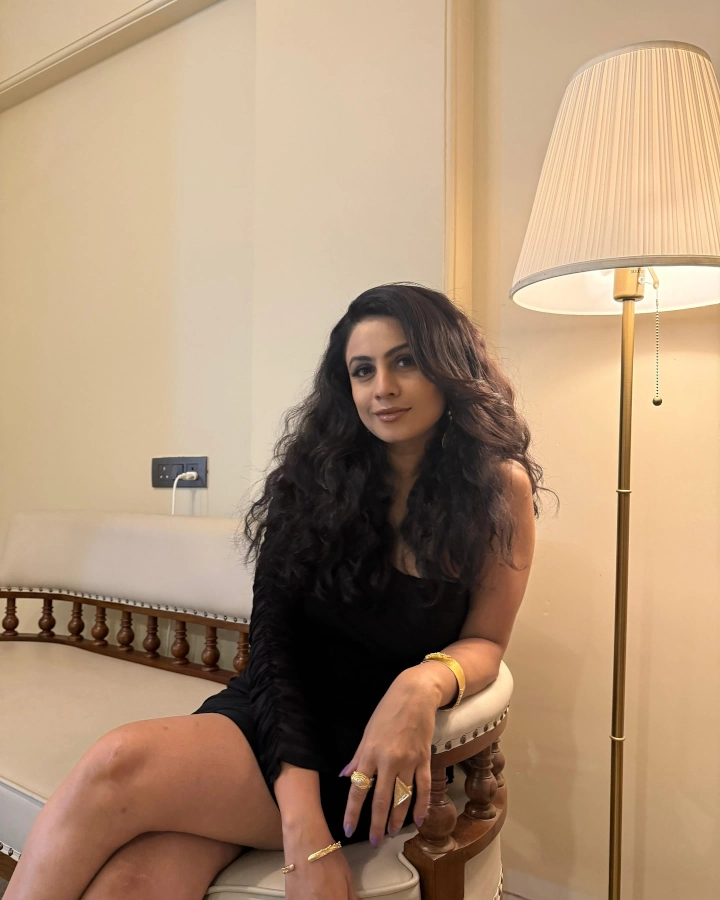 Manasi Parekh showing off her Beautiful Thighs