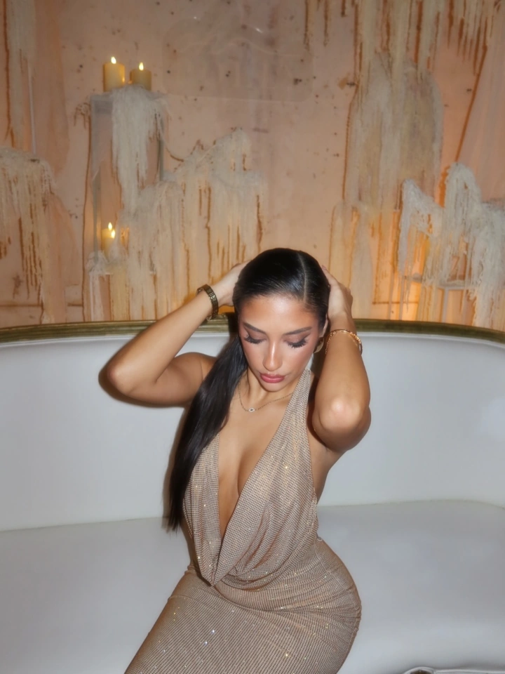 Shakira Khan Hot Deep Cleavage Shown Ever
