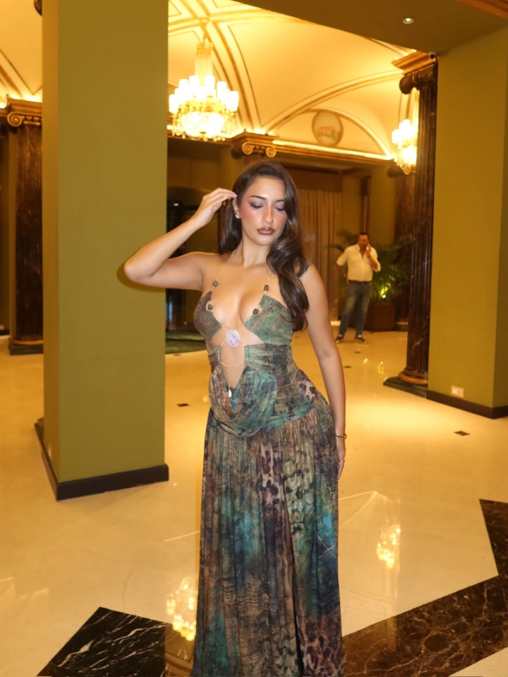 Shakira Khan Hottest Body Figure