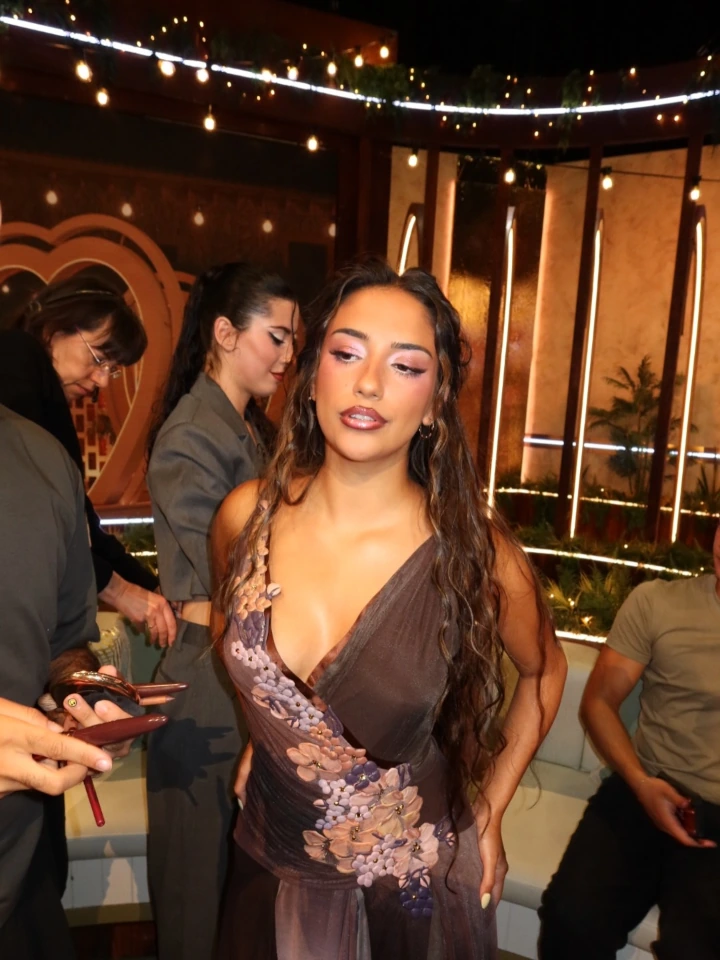 Shakira Khan Peaty Cleavage