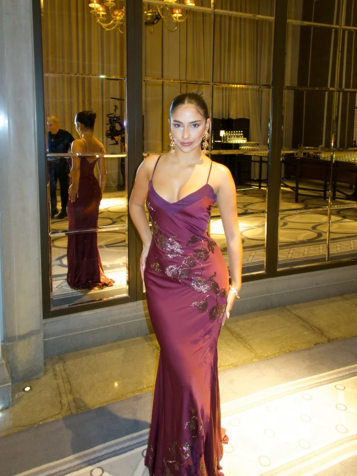 Shakira Khan Prettiest and Deep Cleavage