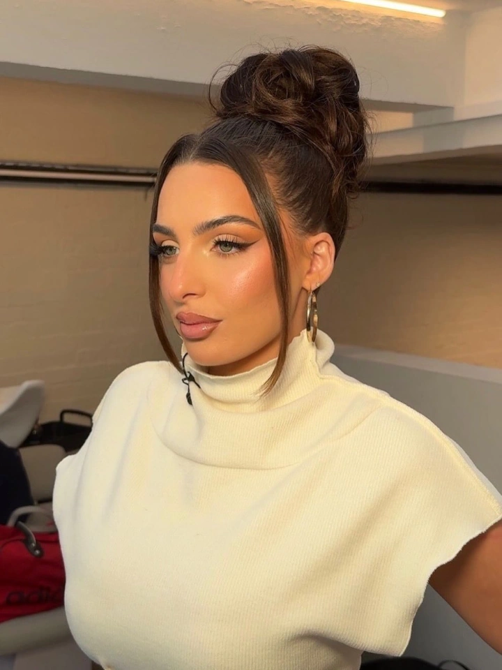 Toni Laites is also known as beauty with brain