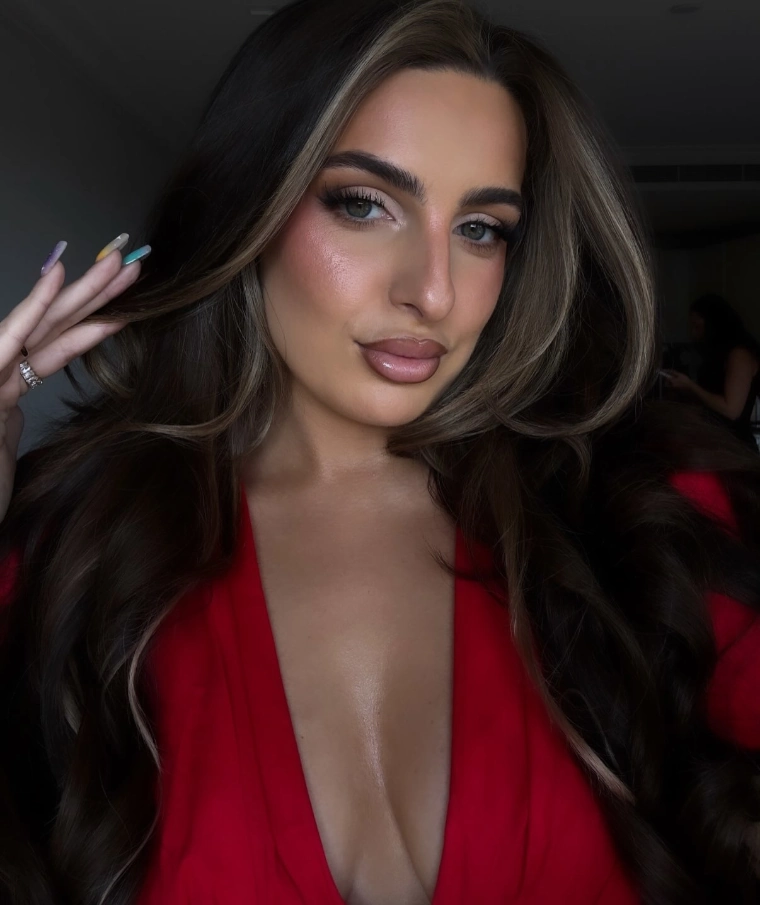 Toni Laites showing her Cleavage