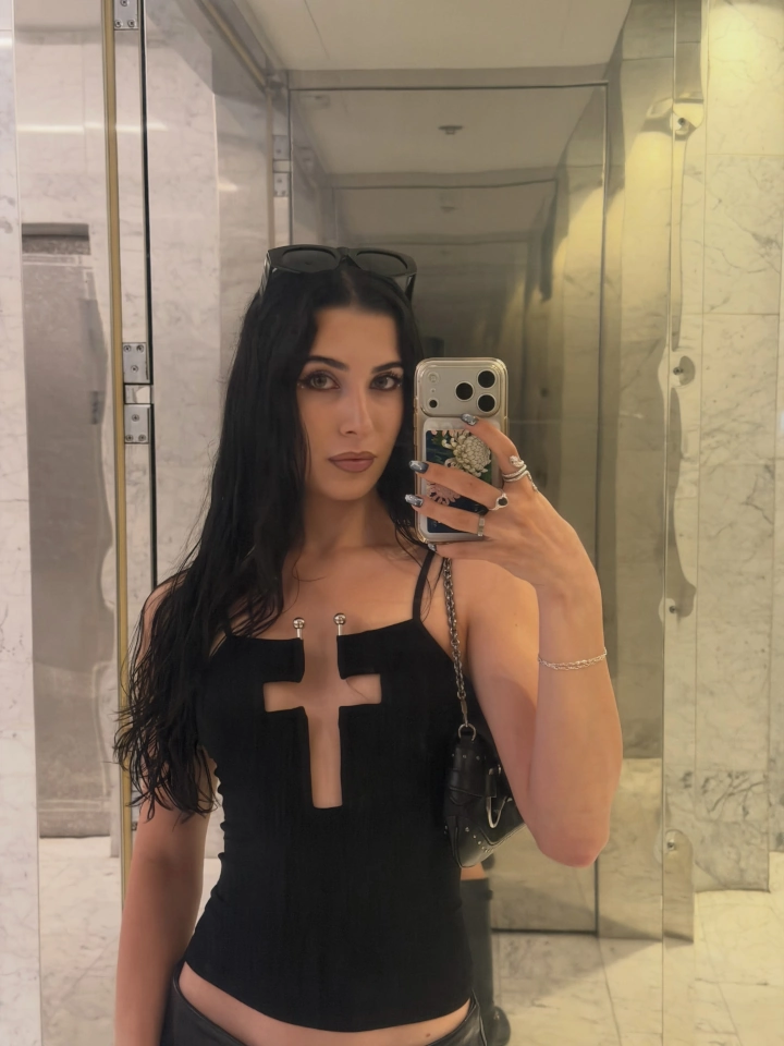 Yasmin Pettet Taking her own Selfie