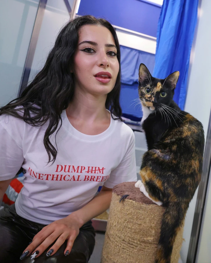 Yasmin Pettet has a Pet Cat