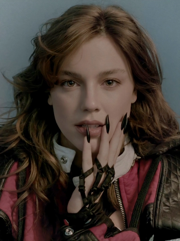Alice Wegmann Gorgeous Looks