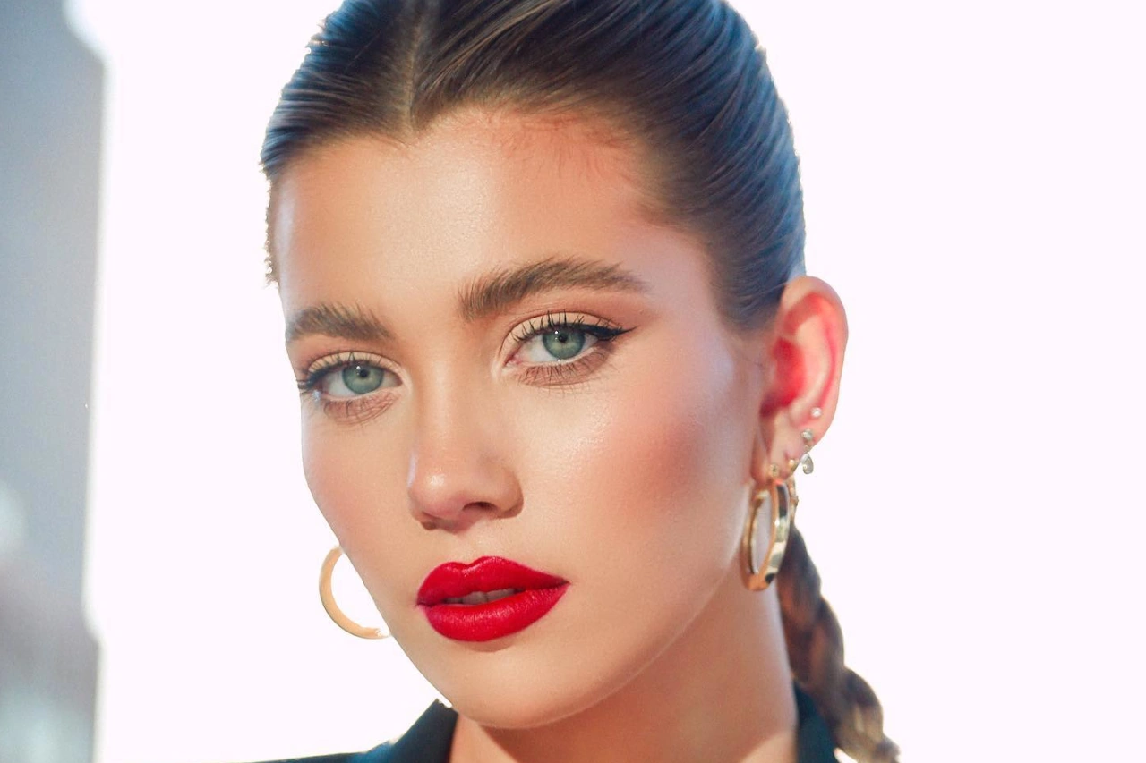 Amelie Zilber (American Actress, Model, Internet Personality & Political Activist) Age, Biography, Boyfriend, Marriage, Husband, Family, Model, Children, Career, Early Life, Education, Net Worth, Life Stories & More