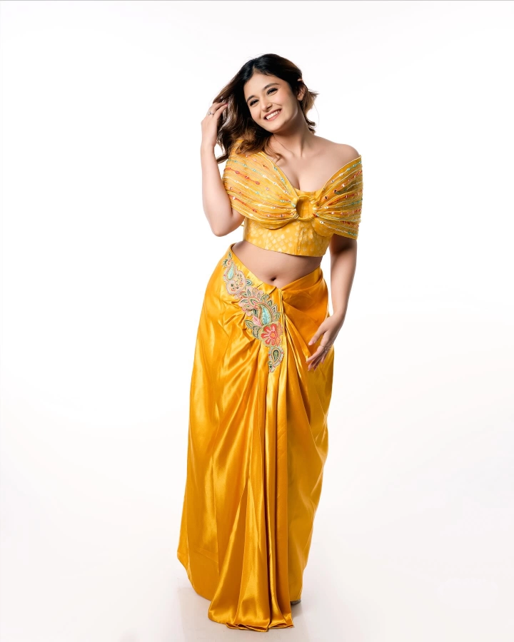 Anushka Pimputkar Curvy Body