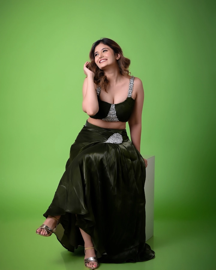 Anushka Pimputkar Cutest Cleavage Ever