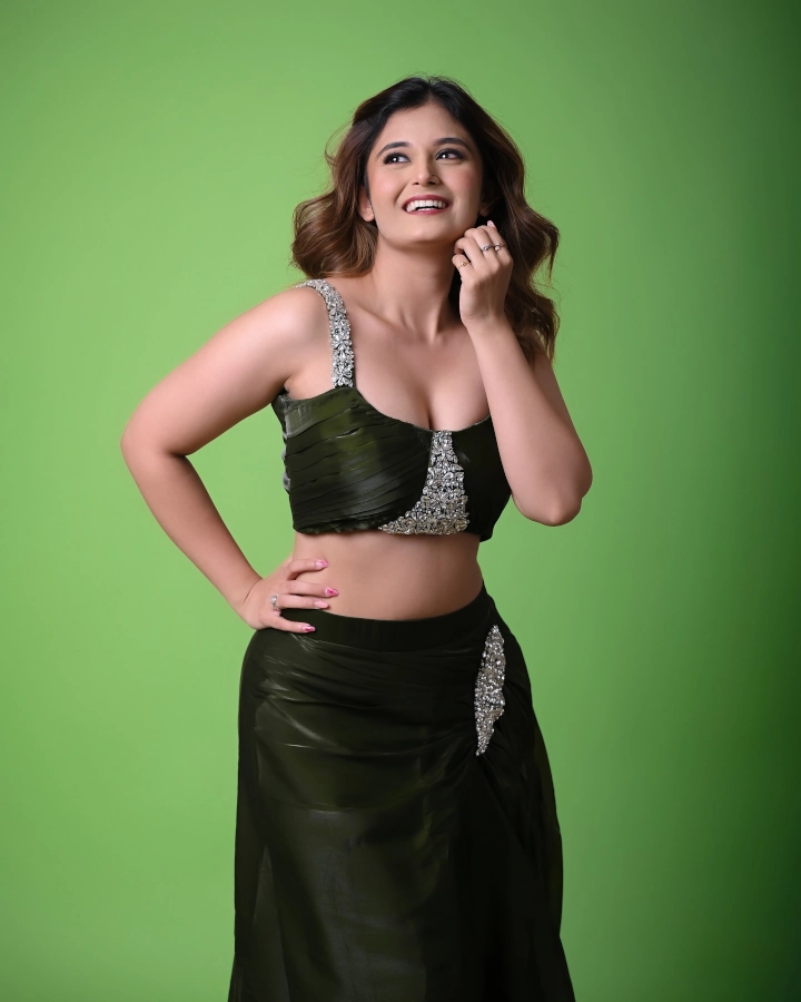 Anushka Pimputkar Gorgeous Cleavage