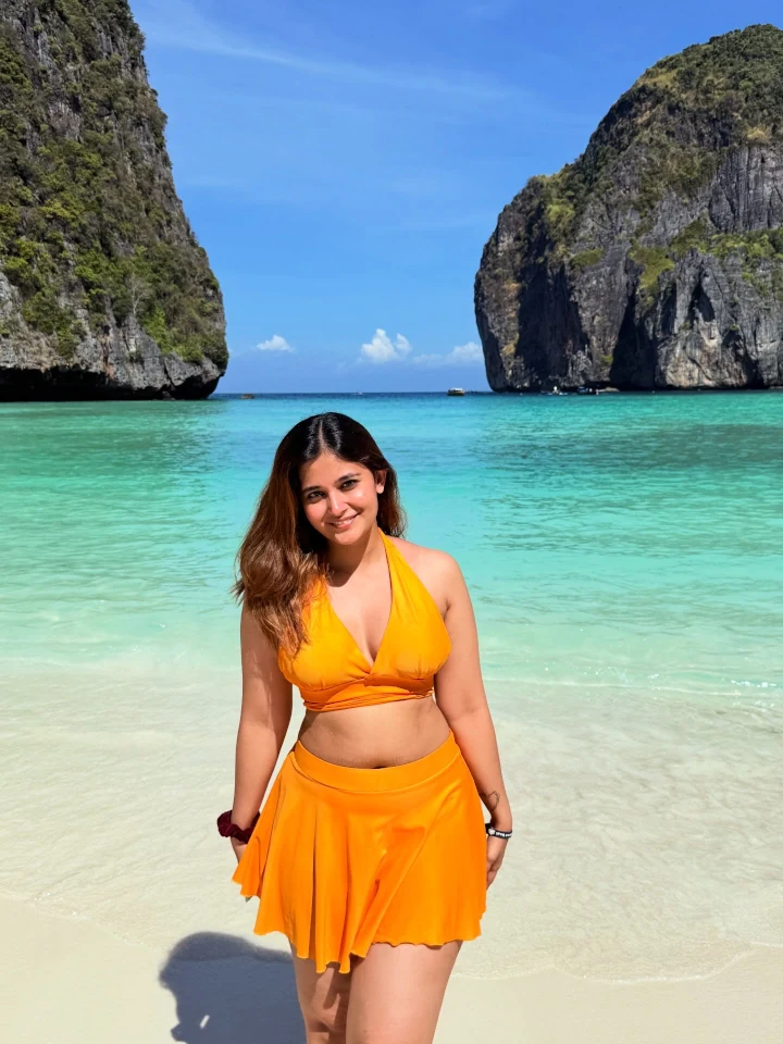 Anushka Pimputkar Gorgeous Thighs