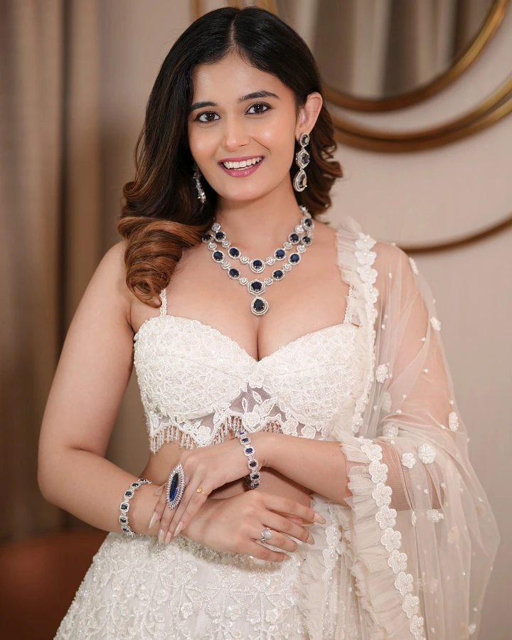 Anushka Pimputkar Hot Cleavage