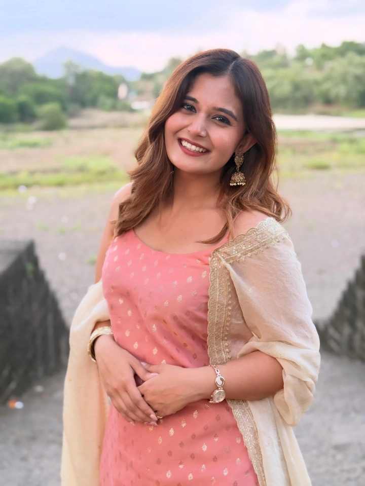 Anushka Pimputkar Hot Looks in Indian Attire