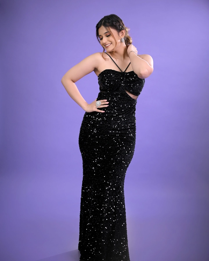 Anushka Pimputkar Hottest Body Figure