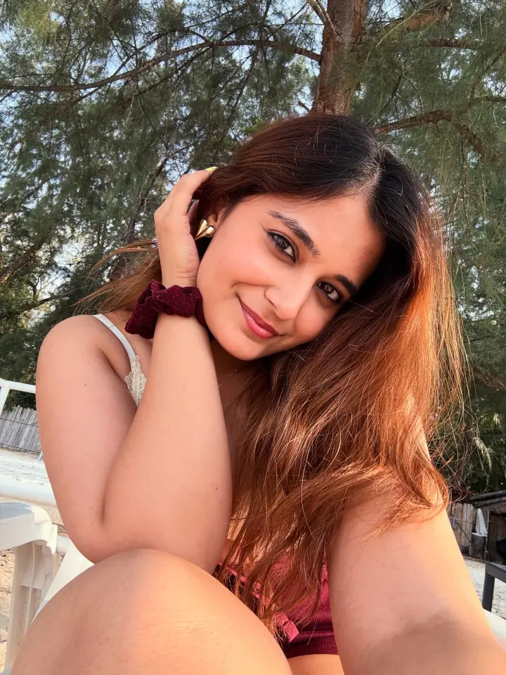 Anushka Pimputkar Hottest Looks