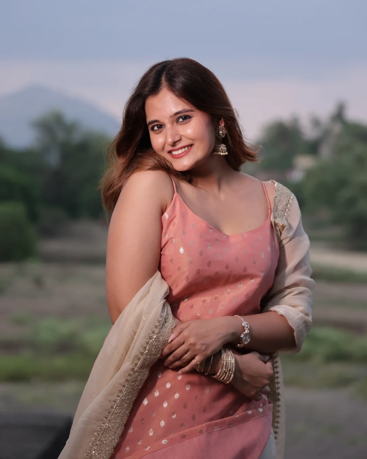 Anushka Pimputkar looking beautiful in Salwar Kameez