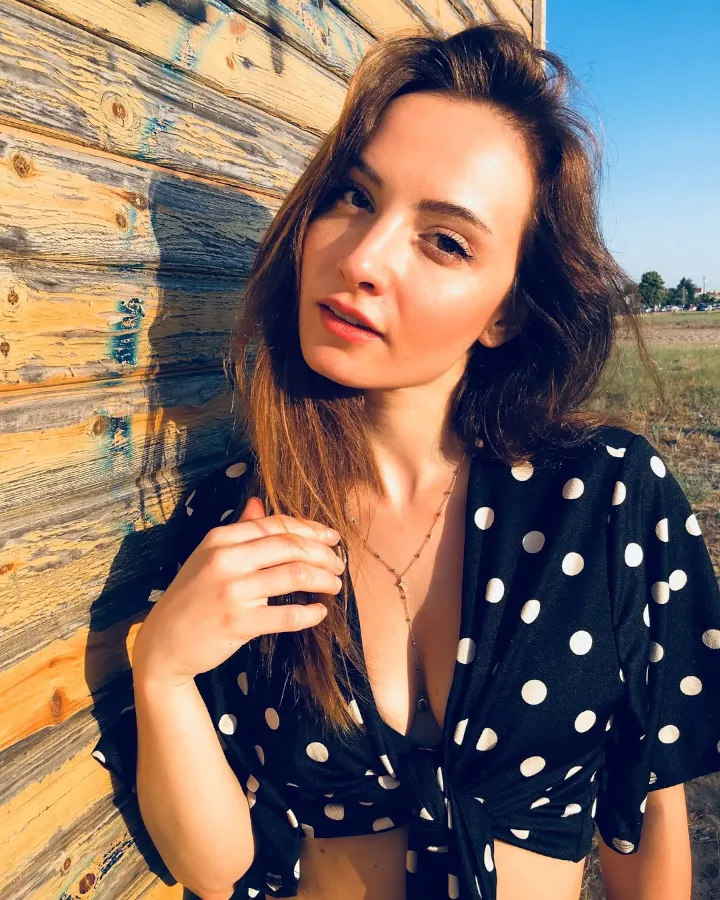 Başak Gümülcinelioğlu Gorgeous Cleavage