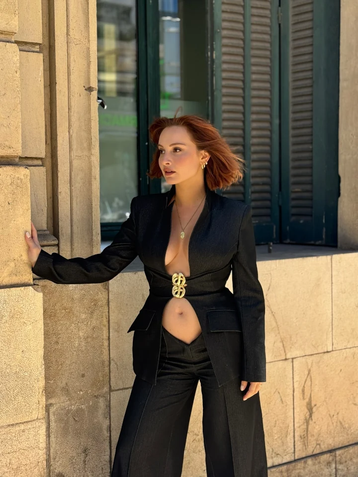 Başak Gümülcinelioğlu Navel