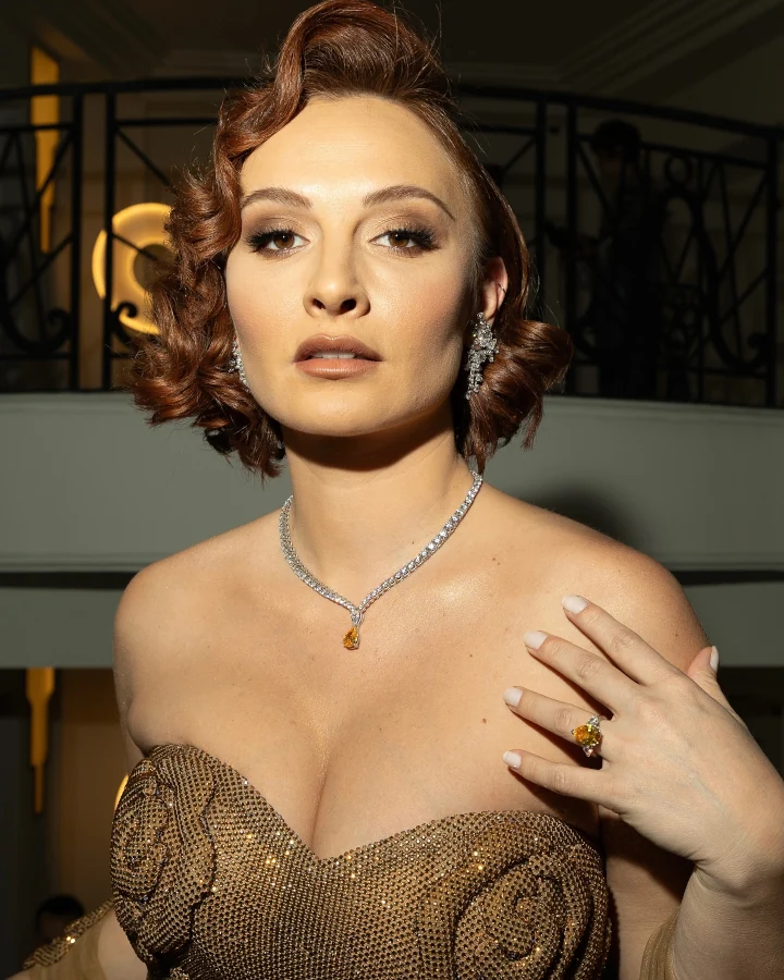 Başak Gümülcinelioğlu Prettiest and Deep Cleavage