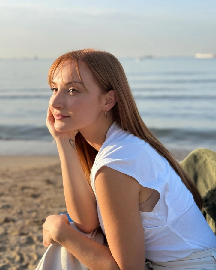 Başak Gümülcinelioğlu Spending Quality Time on Beach