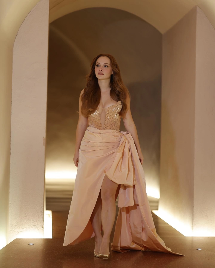Başak Gümülcinelioğlu has Beautiful Legs and Thigh