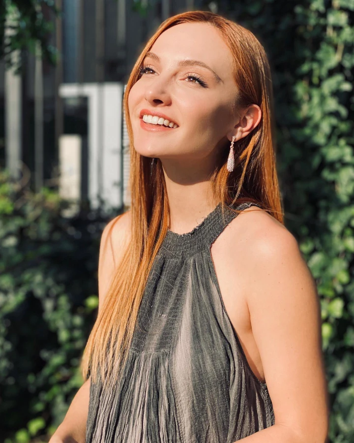Başak Gümülcinelioğlu has Beautiful looks & Innocent Smile which makes her different from others