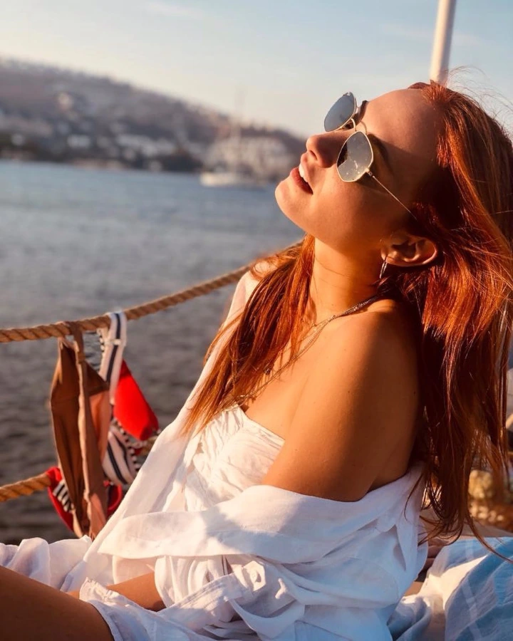 Başak Gümülcinelioğlu looking Cute in Sunglasses