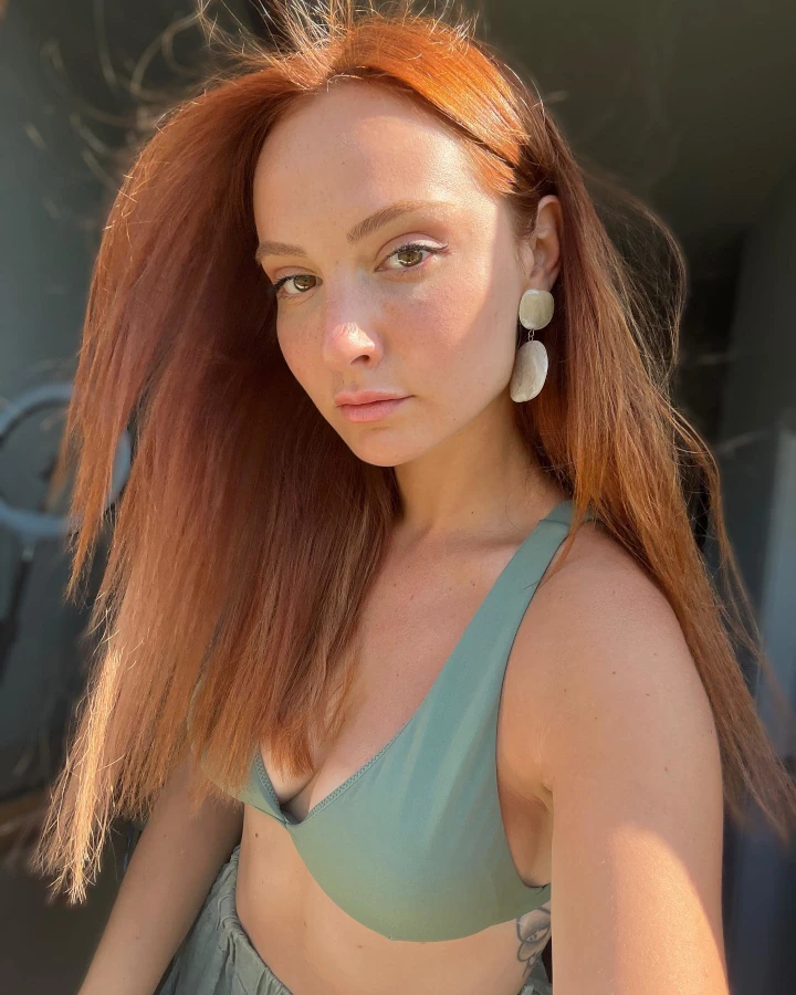 Başak Gümülcinelioğlu low-cut Garment