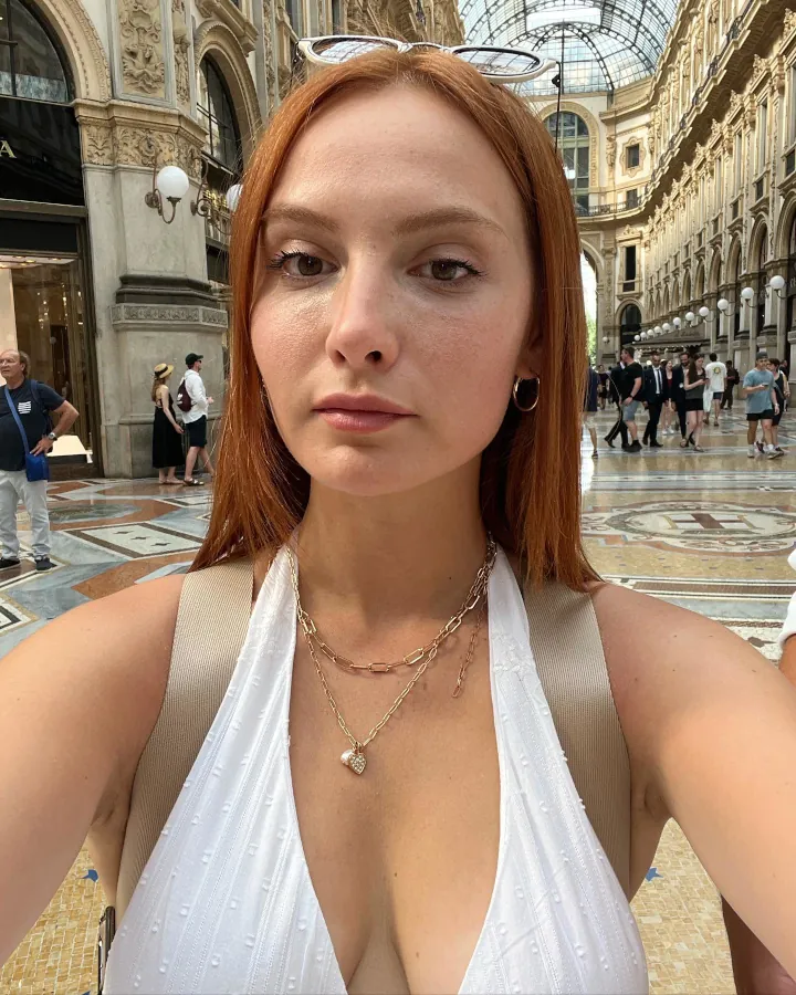 Başak Gümülcinelioğlu showing her Cleavage