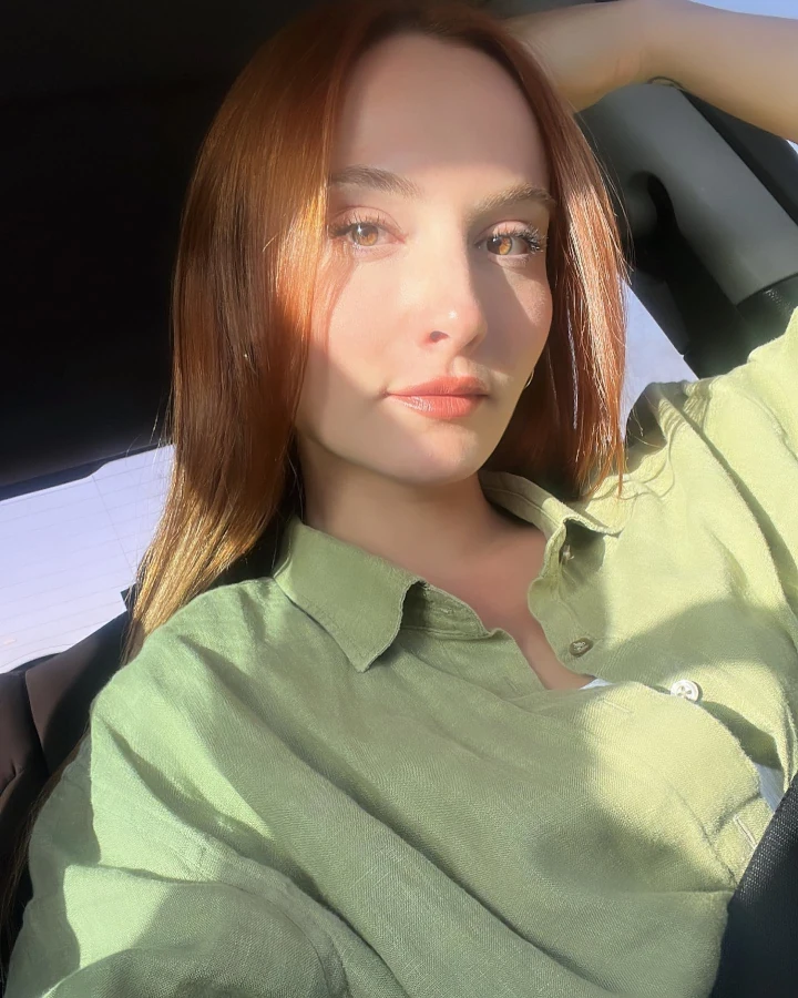 Başak Gümülcinelioğlu sitting in her car